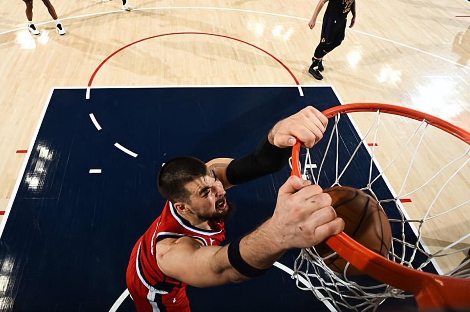 开云体育-打出大号两双数据！内线支柱在快船的地位依然是不可替代的？